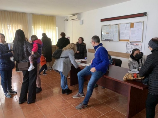 루마니아 정부 난민 처리 센터에서 난민을 돕고 있는 제임스 보튼 대표(가운데)