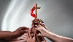 서로 다른 손들이 연합감리교회의 상징인 십자가와 불꽃을 들고 있다.