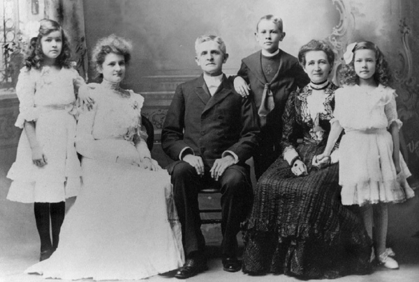 순직 전 안식년을 보낸 고국에서 촬영한 마지막 가족사진(1901년). 왼쪽부터 둘째 딸 아이다, 맏딸 앨리스, 아펜젤러, 아들 헨리 닷지, 아내 엘라 닷지, 셋째 딸 메리