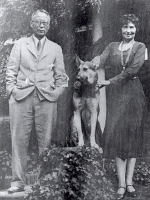 1930년대 초 서재필과 부인 뮤리엘 암스트롱 모습. 서재필은 계몽강연, 독립신문 발행과 함께 1896년 배재학당에 출강해 이승만, 주시경 등 젊은이들에게 자유민주주의와 참정권, 인권 등을 가르쳤으며, 독립협회를 이끌었다.