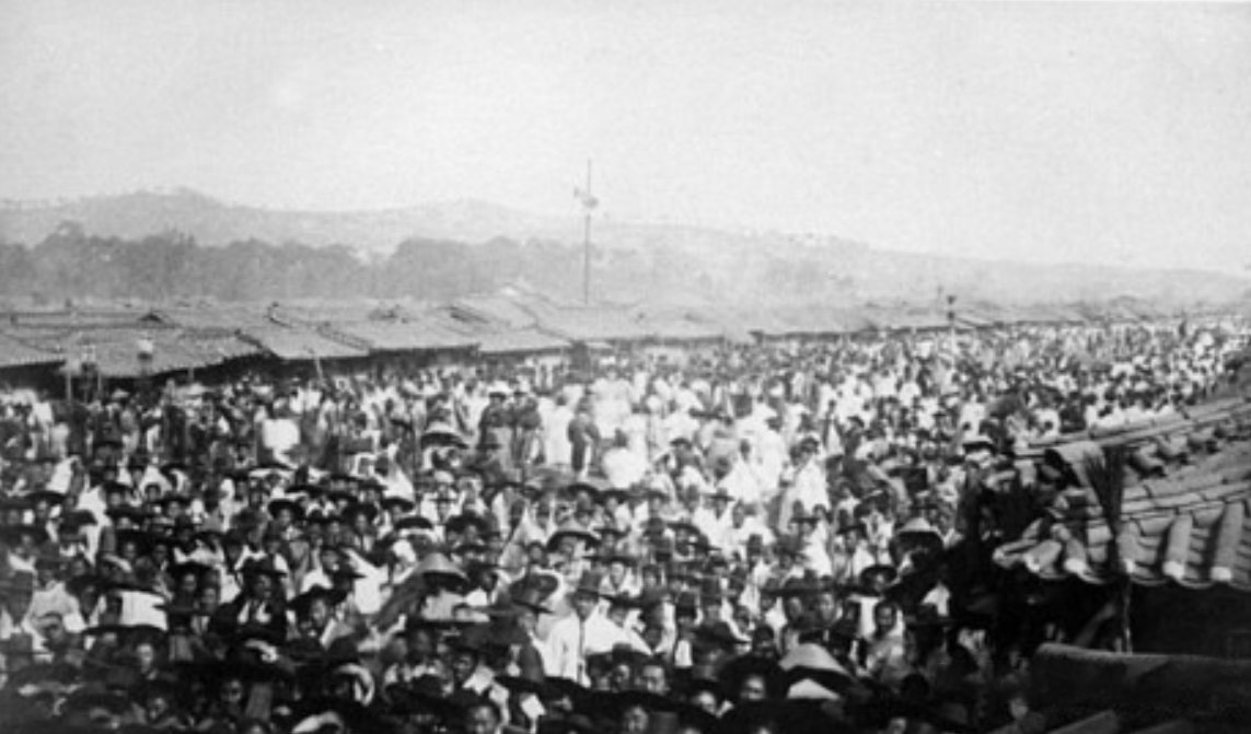 종로에 모인 민중으로, 만민공동회 추정 사진