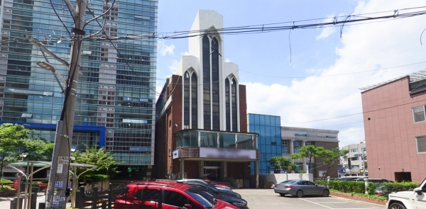 할렐루야선교교회가 매각한 구 예배당(가운데)은 현재 공간대여장으로 바뀌어 파티장으로도 사용되는 것으로 알려졌다.