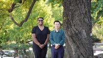 가우처대학교 애리카 캠프 부총장(왼쪽)과 루첸 리 협력부총장이 창덕궁 옆 보호수 앞에서 포즈를 취했다.