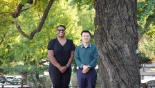 가우처대학교 애리카 캠프 부총장(왼쪽)과 루첸 리 협력부총장이 창덕궁 옆 보호수 앞에서 포즈를 취했다.