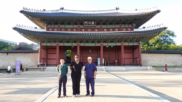 창덕궁 돈화문 앞에서 기념사진을 촬영하고 있다. 왼쪽부터 루첸 리 협력부총장, 애리카 캠프 부총장, 김낙환 박사