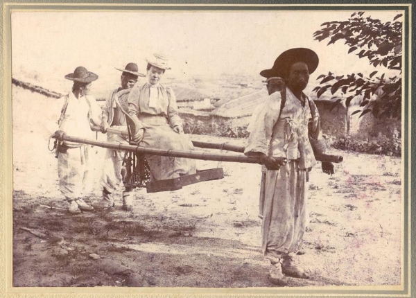 의자형 가마를 타고 이동하는 새디 선교사(1902년)