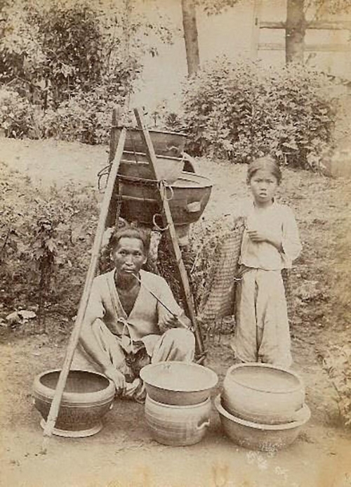 120여 년 전 대야를 파는 아버지와 아들의 모습