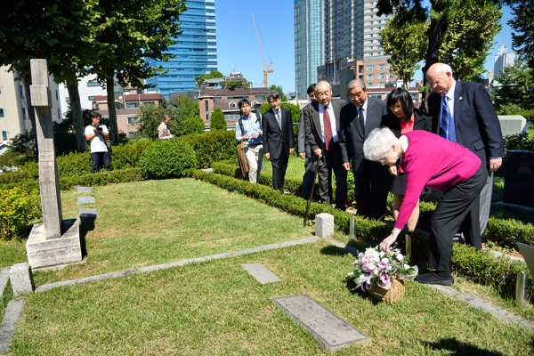 2013년 양화진 선교사 추모예배 후 웰본 에비(맨 왼쪽)가 양화진외국인선교사묘원 내 웰본 선교사와 가족 묘지에 헌화하고 있다.