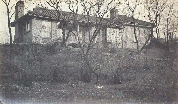 서울 남산과 진고개 사이(남대문 인근 인성붓재, 지금의 서울 중구 인현동2가와 예관동 사이)에 위치한 아서와 새디의 집