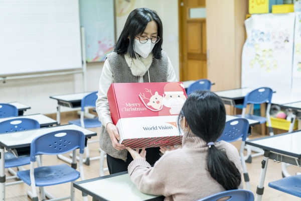 월드비전이 크리스마스를 앞두고 결식우려아동에게 ‘성탄 선물 키트’를 전달했다.