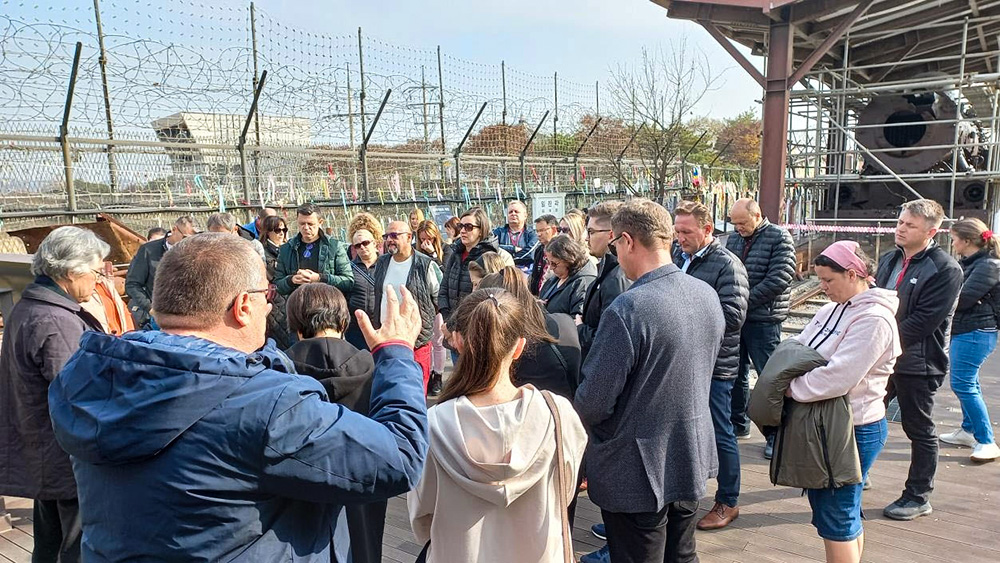 작년 11월 루마니아 형제들이 임진각을 방문해 북한 주민을 위해 기도했다.