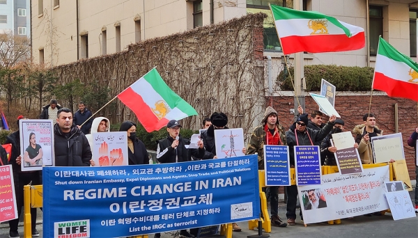 이란의 이슬람혁명기념일인 지난 2월 11일 이란이슬람공화국 대사관 인근에서 재한 이란인들이 시위하고 있다.