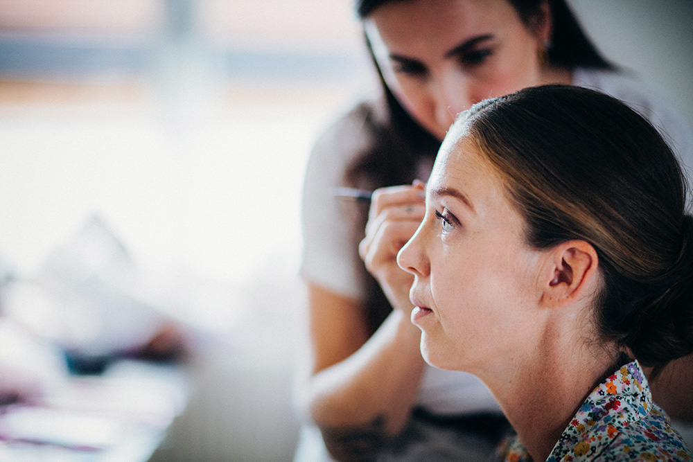 중년기에 이르면 노화가 진행되는데, 뇌의 편도체가 위축되기 시작하고 뇌하수체에서 성장호르몬 분비가 정지되며, 면역세포가 약화되기 시작한다