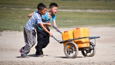 물을 길어가는 몽골 어린이들. 유엔아동기금(UNICEF)은 매일 5세 미만의 아동 1,000명 이상이 오염된 물로 인한 질병으로 사망한다고 보고 있다.
