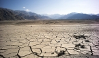 인도에서 심각한 가뭄으로 땅이 갈라져 있는 모습