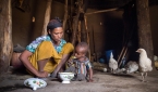 에티오피아 아이가 옥수수와 대두 혼합물, 기름으로 만든 죽을 먹고 있다.