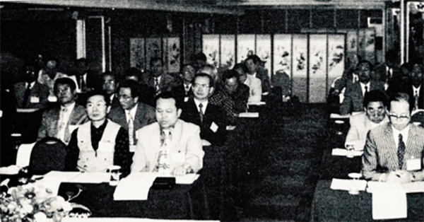 1996년 수안보에 모여 북한교회재건 정책을 논의하는 교단 대표들