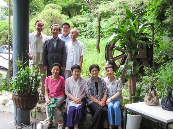2012년 8월 손봉호 교수, 김상복 목사, 안만수 목사, 김명혁 목사가 부부 동반으로 촬영한 기념 사진