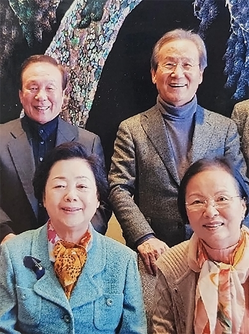 김상복 목사 부부가 최순영 장로(뒷줄 왼쪽)·이형자 권사(앞줄 왼쪽) 부부와 함께한 사진.
