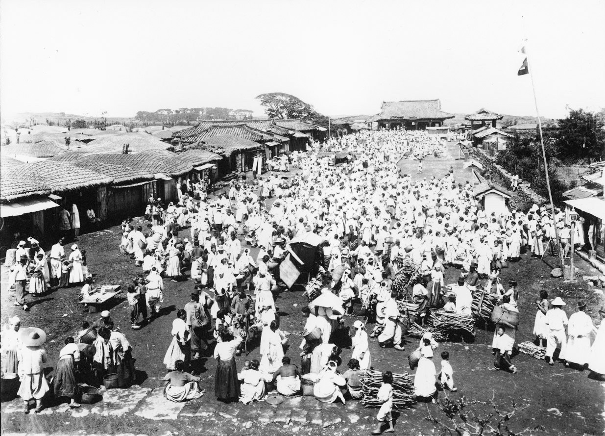1914년 제주성 내 관덕정 광장 오일장 풍경