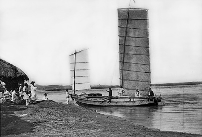 1896년경 군산 지방에서 선교사들이 이용하던 돛배. 삼판선 규모가 이와 비슷할 것으로 사료됨
