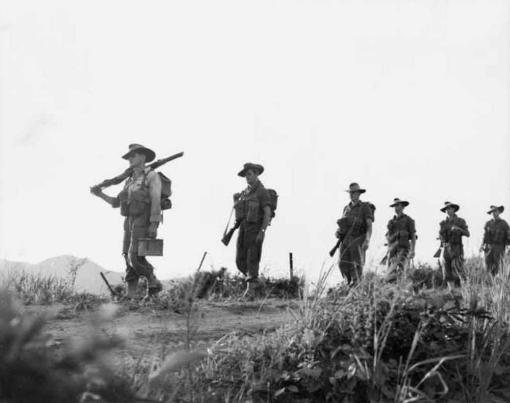 휴전 협정 72시간 후인 1953년 7월 30일, 후크 방어선에서 비무장지대(DMZ)로 이동하는 왕립호주연대(2RAR) 제2대대 지원중대 소속 병사들