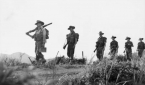 휴전 협정 72시간 후인 1953년 7월 30일, 후크 방어선에서 비무장지대(DMZ)로 이동하는 왕립호주연대(2RAR) 제2대대 지원중대 소속 병사들