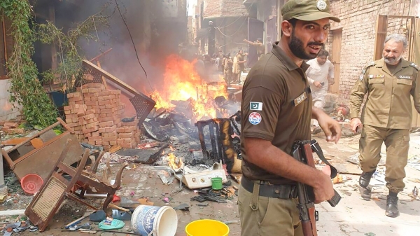 파키스탄에서 무슬림 폭도들의 공격을 받아 기독교인의 집이 불타고 있다.