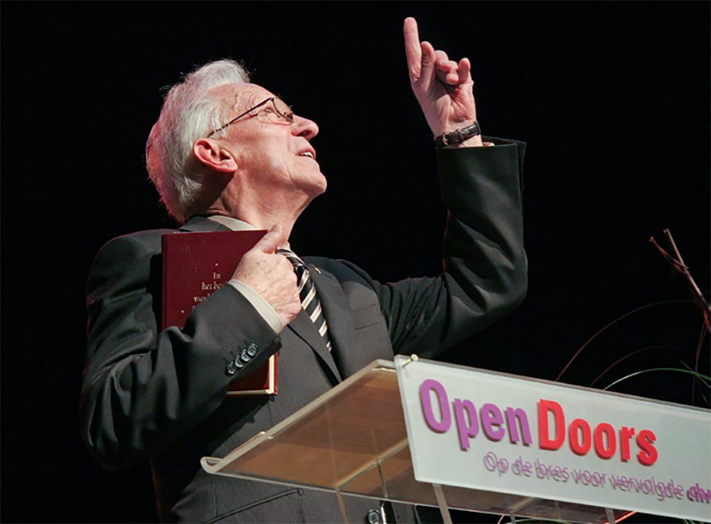 오픈도어 설립자 브라더 앤드류가 강연하고 있다.