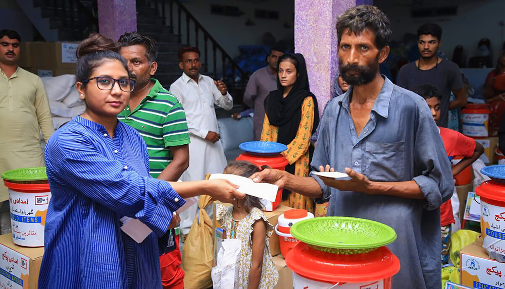 파키스탄에서 어려움을 겪는 성도들에게 지원금을 전달하고 있다.