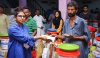 파키스탄에서 어려움을 겪는 성도들에게 지원금을 전달하고 있다.