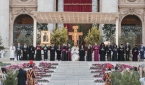 20개 기독교 신앙 고백의 지도자가 지난 9월 30일 성 베드로 광장(바티칸)에서 열린 에큐메니컬 철야 기도회에서 프란치스코 교황(가운데)과 함께 기도하고 있다. 맨 오른쪽에서 세 번째가 토마스 쉬르마허 WEA 사무총장