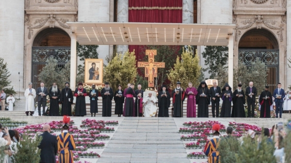 20개 기독교 신앙 고백의 지도자가 지난 9월 30일 성 베드로 광장(바티칸)에서 열린 에큐메니컬 철야 기도회에서 프란치스코 교황(가운데)과 함께 기도하고 있다. 맨 오른쪽에서 세 번째가 토마스 쉬르마허 WEA 사무총장
