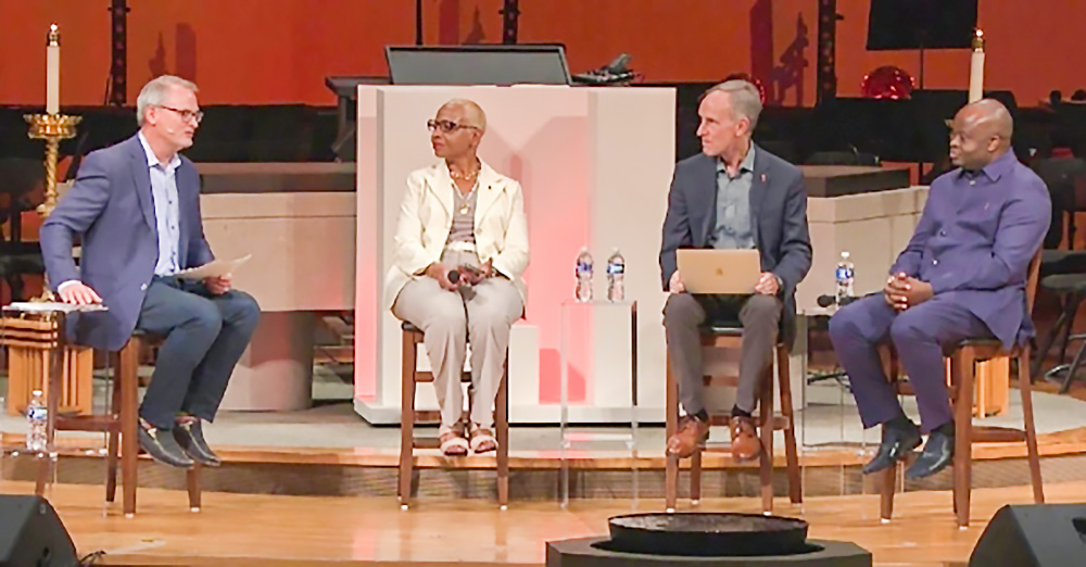 2023년 9월 28일 부활교회 리더십 연구소 행사에서 열린 패널 토론에 연합감리교회(UMC) 감독들이 참석했다. 왼쪽부터 애덤 해밀턴 목사, 트레이시 스미스 말론 오하이오 동부 감독, 플로리다주 톰 벌린 플로리다 감독, 만데 무욤보 콩고 해외연회 감독