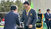 18일 산림청이 주최한 ‘산의 날’ 기념식에서 김명전 이사장(오른쪽)이 국민훈장 모란장을 수상했다.