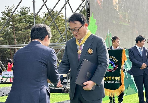 18일 산림청이 주최한 ‘산의 날’ 기념식에서 김명전 이사장(오른쪽)이 국민훈장 모란장을 수상했다.