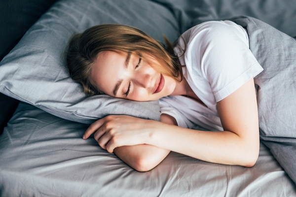 수면 부족은 뇌를 손상시키고 학습과 기억과 관련된 측두엽의 활동을 낮추어 문제를 일으킨다. 수면은 식욕과 관련된 렙틴과 그렐린, 두 가지 호르몬을 조절하고 기능한다. 수면이 부족하면 렙틴 수치가 낮아지고 그렐린 수치가 높아져 비만이 된다.