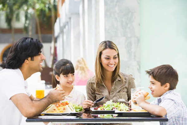 가족과 함께하는 식사 시간은 청소년의 행동에 긍정적인 영향을 미친다. 가족이 저녁 식사를 함께할수록 자녀들은 더 긍정적인 가치를 갖고 학업 성취도도 높다고 한다.