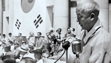 1948년 8월 15일 이승만 대통령(맨 오른쪽)이 대한민국 정부 수립을 선포하고 있다. 이로써 8월 15일은 광복절과 동시에 건국절의 의미를 갖는다.