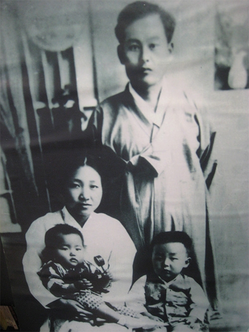 김명혁 목사의 어린 시절(앞줄 오른쪽) 아버지 김관주 목사와 어머니, 동생과 함께한 사진