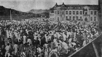 1919년 3.1운동 당시 여성과 소녀를 포함한 수천명의 조선인이 서울 성 밖에서 손을 들고 만세를 외치고 있는 모습