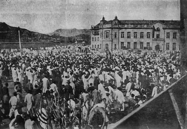 1919년 3.1운동 당시 여성과 소녀를 포함한 수천명의 조선인이 서울 성 밖에서 손을 들고 만세를 외치고 있는 모습