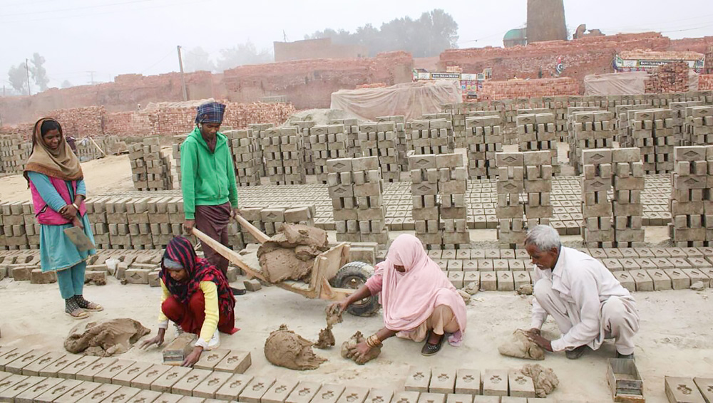 30년간 노예처럼 벽돌 가마일을 하다 GCR의 도움으로 빚에서 벗어난 아지브와 그의 가족들