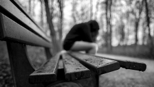 우울증은 뇌 속의 신경전달 물질인 세로토닌의 분비 저하로 발생하는데, 지금까지 세로토닌이 충분히 분비되는 사람이 자살한 경우는 한 건도 없다고 보고되고 있다.