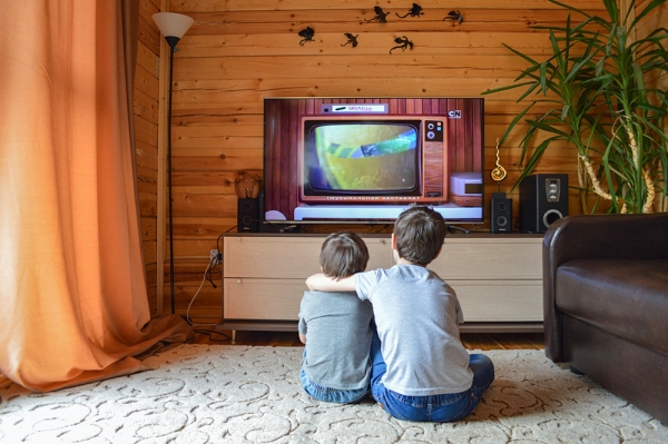 아이들이 TV를 많이 보게 되면 사회적 관계 형성에 심각한 문제를 일으킬 수 있다. 또 기분 변화가 심해지고 짜증을 많이 부리는 등 정서 조절 능력에도 많은 문제를 보이게 된다.