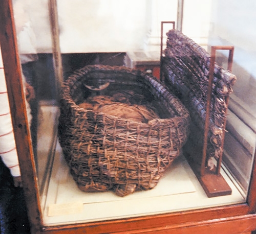 제18왕조 카이로 박물관에 있는 방주 모양의 바구니. 아기를 쉽게 안을 수 있는 크기이다. 이것은 아기 모세를 안고 있던 바구니가 어떻게 생겼는지 이해를 돕기 위한 모조품이다.