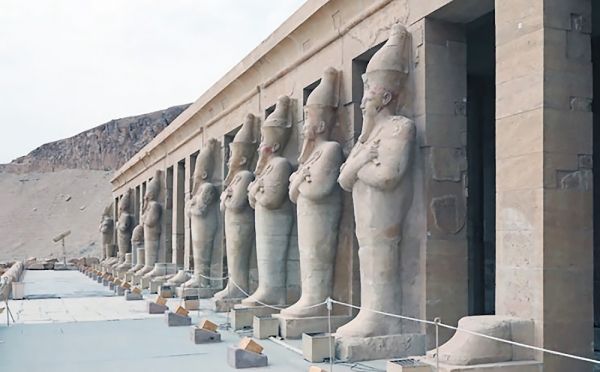 오시리스를 묘사한 조각상이 줄지어 있는 핫셉수트의 장제전 앞. 그는 사후 이집트 왕을 대표했다.