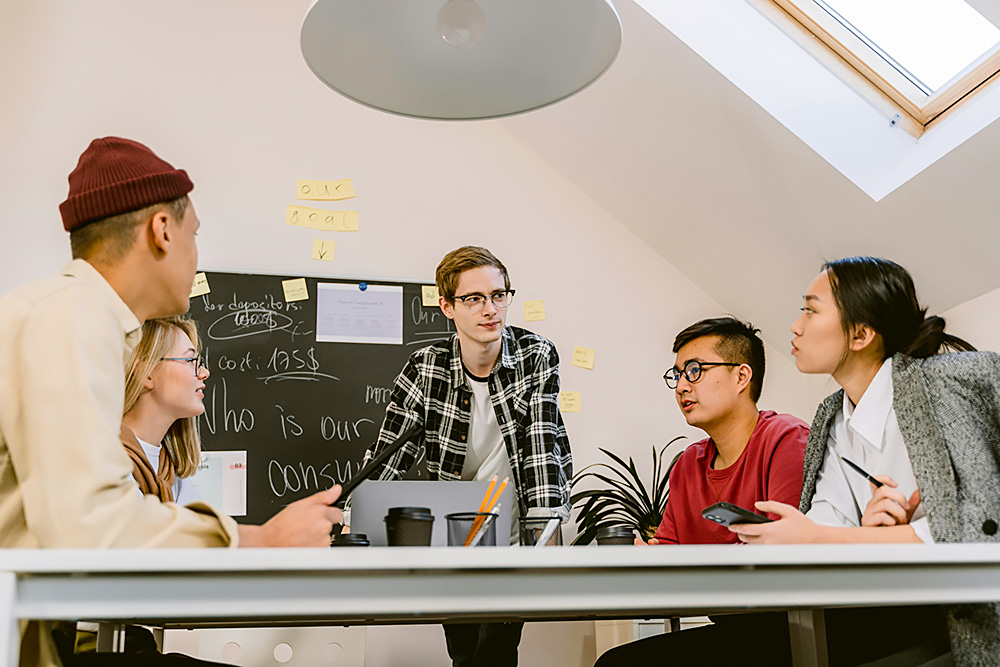 남녀 간의 행동과 뇌의 차이는 유전과 환경 요인의 산물이다. 남녀 각 성의 유전적 특성은 전혀 다른 역할을 성공적으로 수행하기 위해 선택된 것이다. 그런 뇌 부위로는 기억, 사회적 행동, 정서 처리 및 정서 반응과 관련된 부위를 들 수 있다.