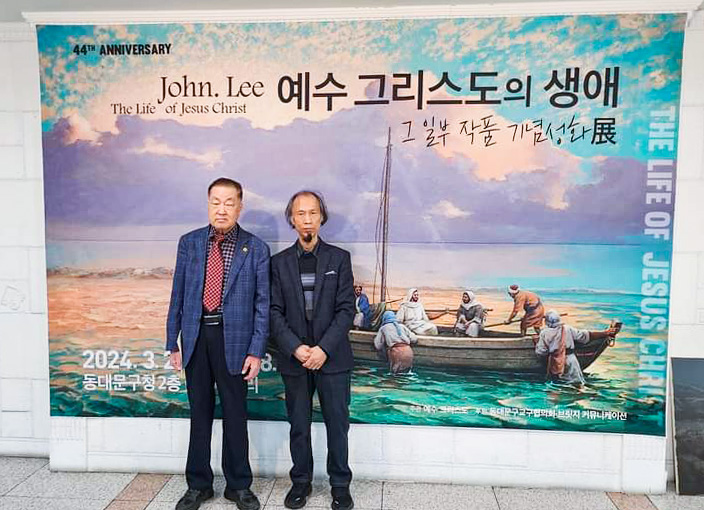 왼쪽부터 김윤규 목사, 성화 작가 이요한 화백