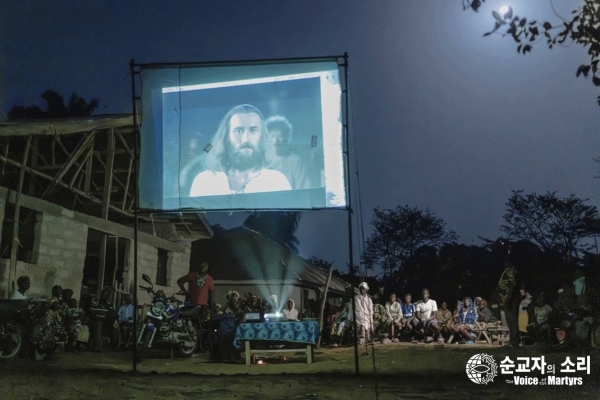 시에라리온의 한 마을에서 ‘예수’ 영화를 상영하고 있다.